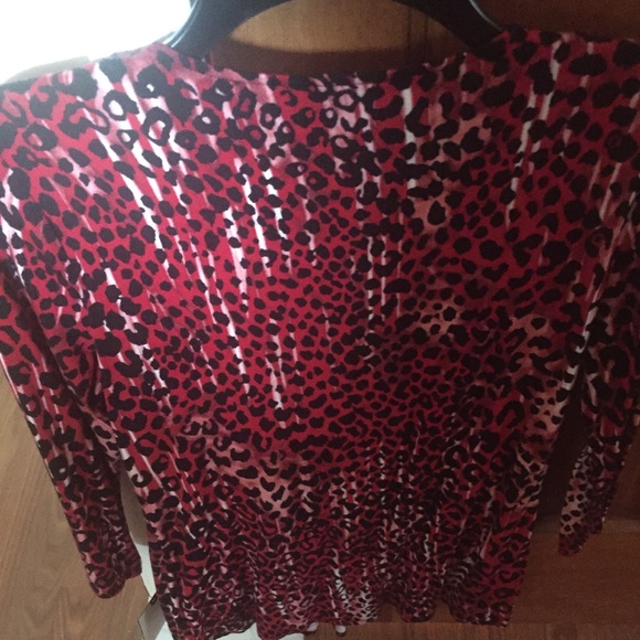 Dana Buchman 3/4 Top Red Black White Leopard Print Top - Picture 2 of 3